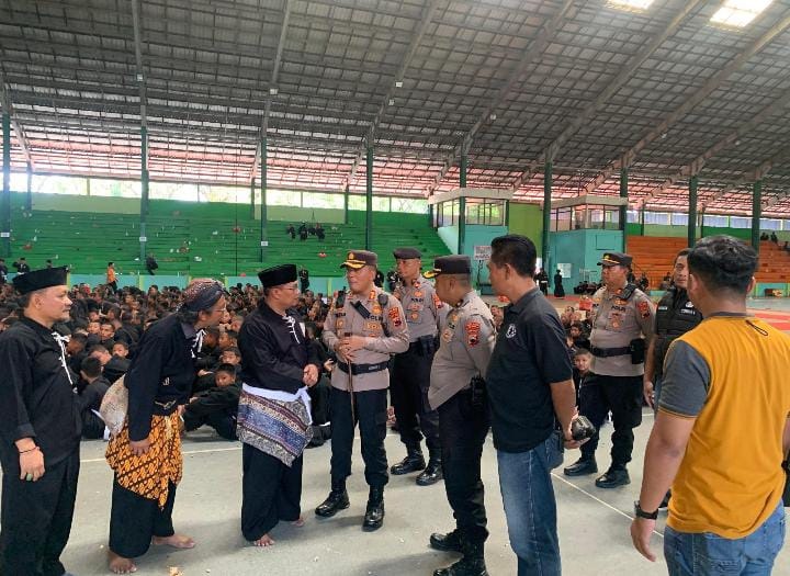 Kapolres Sragen AKBP Petrus Parningotan Silalahi memantau pembekalan calon warga PSHT di GOR Diponegoro, Minggu (15/6/2025). (Ahmad Khairudin/Radar Solo)