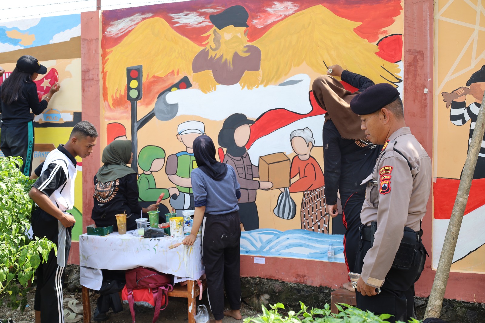 Lomba seni mural bertema Polri untuk Masyarakat  di lapangan voli belakang Mapolres Sukoharjo, Sabtu pagi (14/6) .