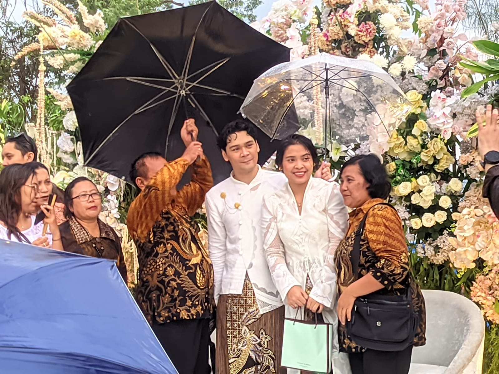 Gregoria-Mikha gelar syukuran pernikahan mereka di area Patung Bedol Desa Waduk Gajah Mungkur (WGM), Desa Pokoh Kidul, Kecamatan Wonogiri Kota, Sabtu (14/6/2025).