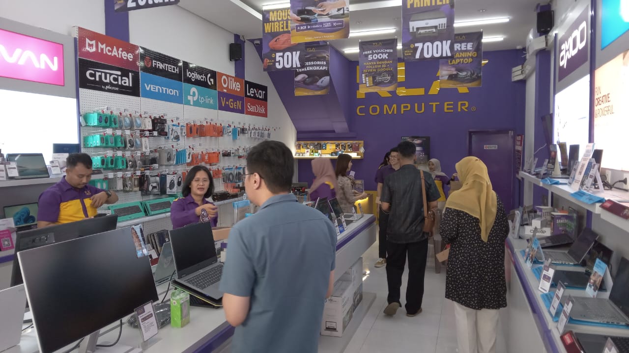 Cabang baru KLA Computer diserbu konsumen.