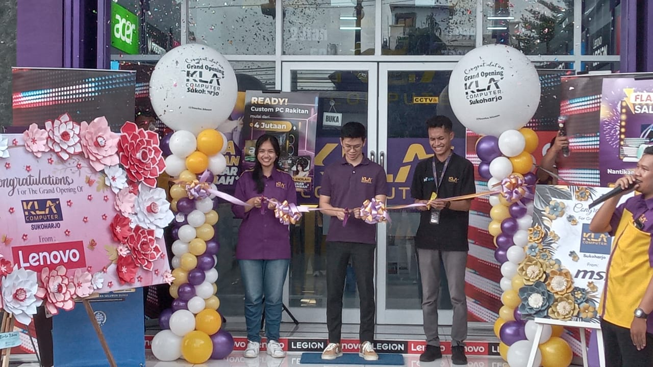 Owner sekaligus CEO KLA Computer Nicholas Ferdinand (tengah) meresmikan cabang baru di Sukoharjo, Senin (16/6/2025).