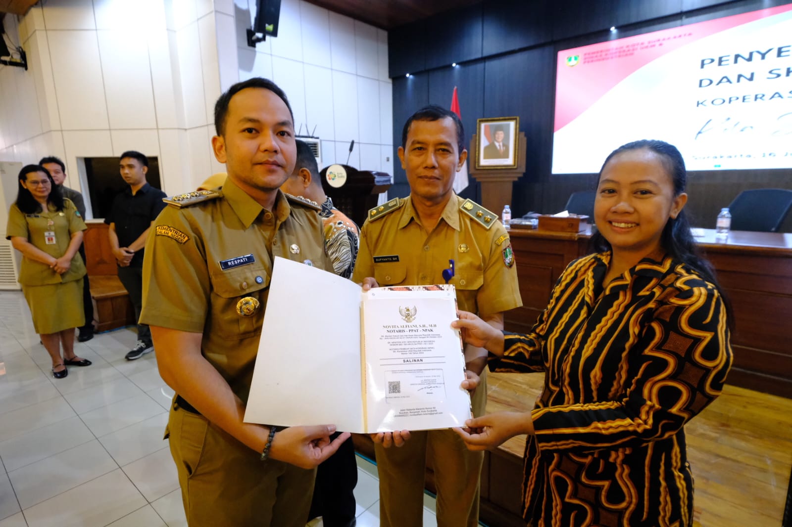 SIMBOLIS: Wali Kota Solo Respati Ardi saat menyerahkan akta notaris dan SK badan hukum koperasi Kelurahan Merah Putih.