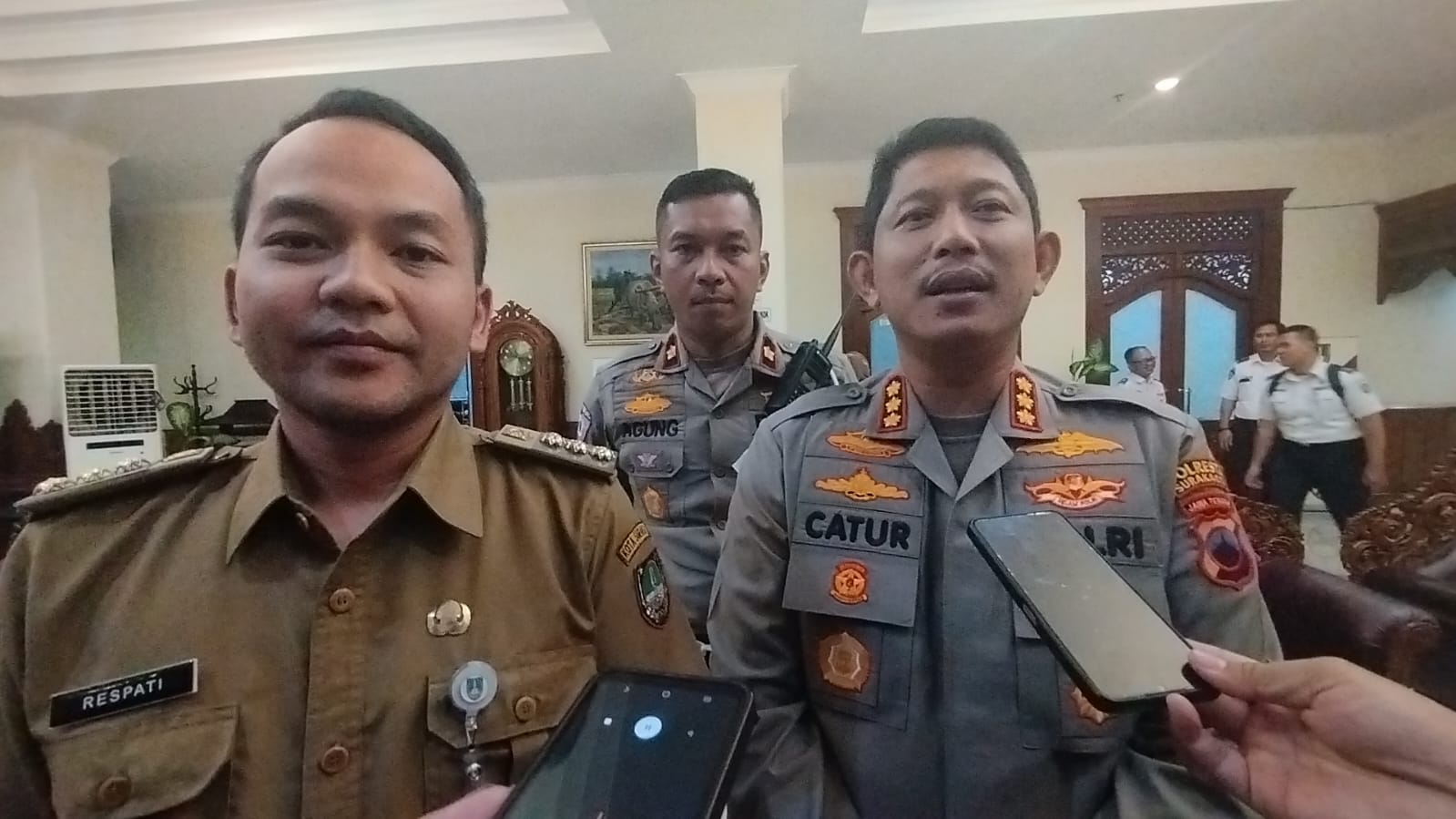 BERI KETERANGAN: Pemkot Solo bersama Polresta Solo beri keterangan ke wartawan di balai kota,&nbsp;Senin (16/6/2025)