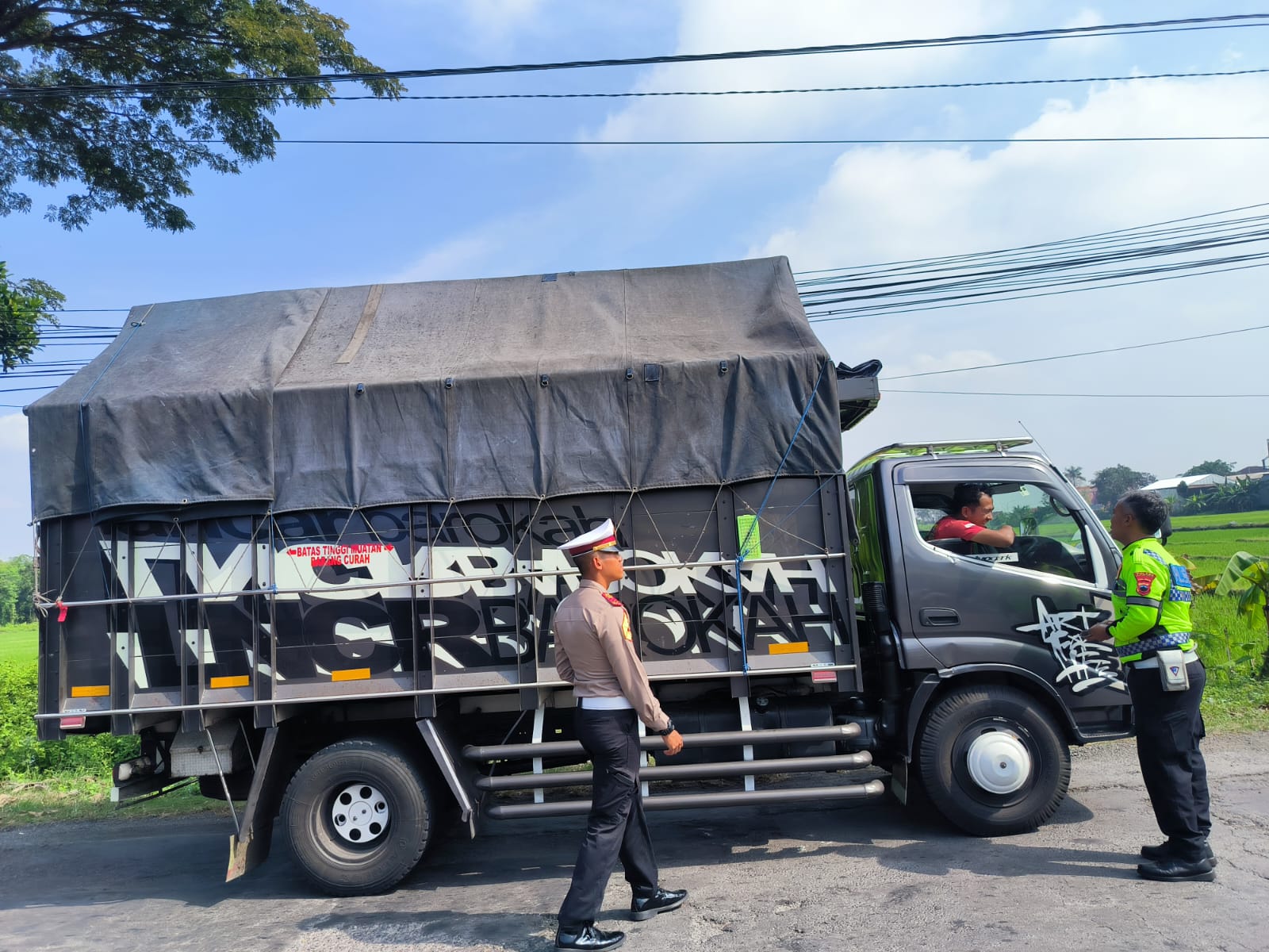 Anggota Satlantas Polres Karanganyar memberi peringatan sopir truk yang overload di Jalan Solo-Sragen, Kecamatan Jaten, Senin (16/6/2025). (Rudi Hartono/Radar Solo)