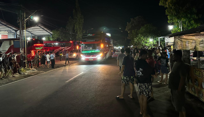 Warga berkumpul di sekitar lokasi kecelakaan yang tewaskan pedagang rambak di pool bus Agra Mas, Wonokarto, Wonogiri.