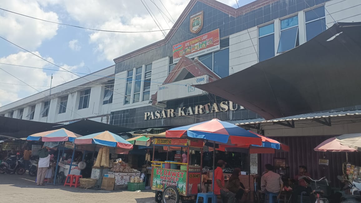 Kondisi gerbang utama Pasar Kartasura, Senin (16/6).