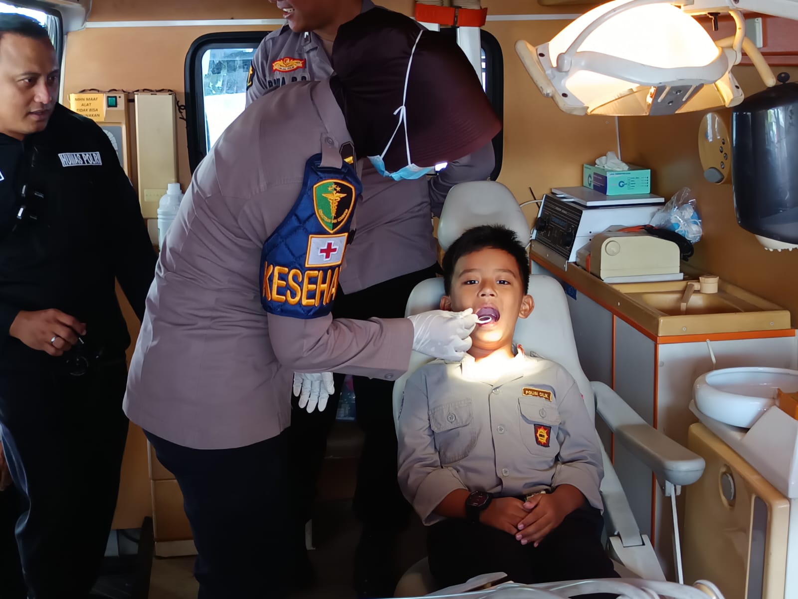 FASILITAS BERSTANDAR: Pengecekan kondisi salah satu pasien di Rumah Sakit Bhayangkara Tingkat IV Surakarta, Senin (16/6/2025)