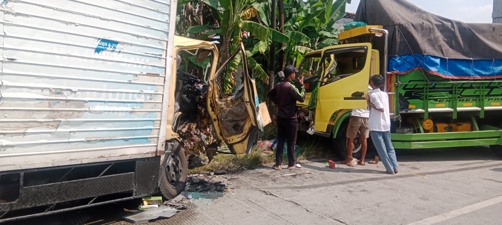 Kondisi dua truk yang kecelakaan adu banteng di Jalan Gabungan &ndash; Sragen, Desa Jono, Kecamatan Tanon, Sragen, Senin (16/6/2025). (Ahmad Khairudin/Radar Solo)