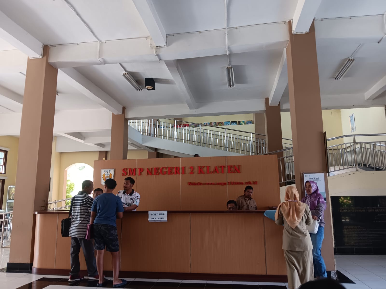 Sejumlah wali murid mencari informasi di Posko SPMB SMPN 2 Klaten, Senin (16/6/2025). (Angga Purenda/Radar Solo)