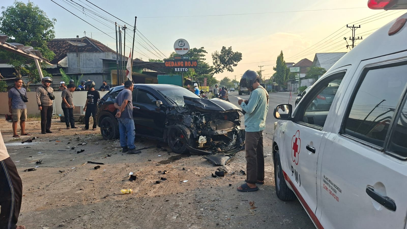 Kondisi mobil yang dikemudikan Sekretaris Kecamatan Jenar, Lukito Sunarwan Putro usai kecelakaan di Jalan Sragen-Ngawi, Senin (16/6/2025). (Ahmad Khairudin/Radar Solo)