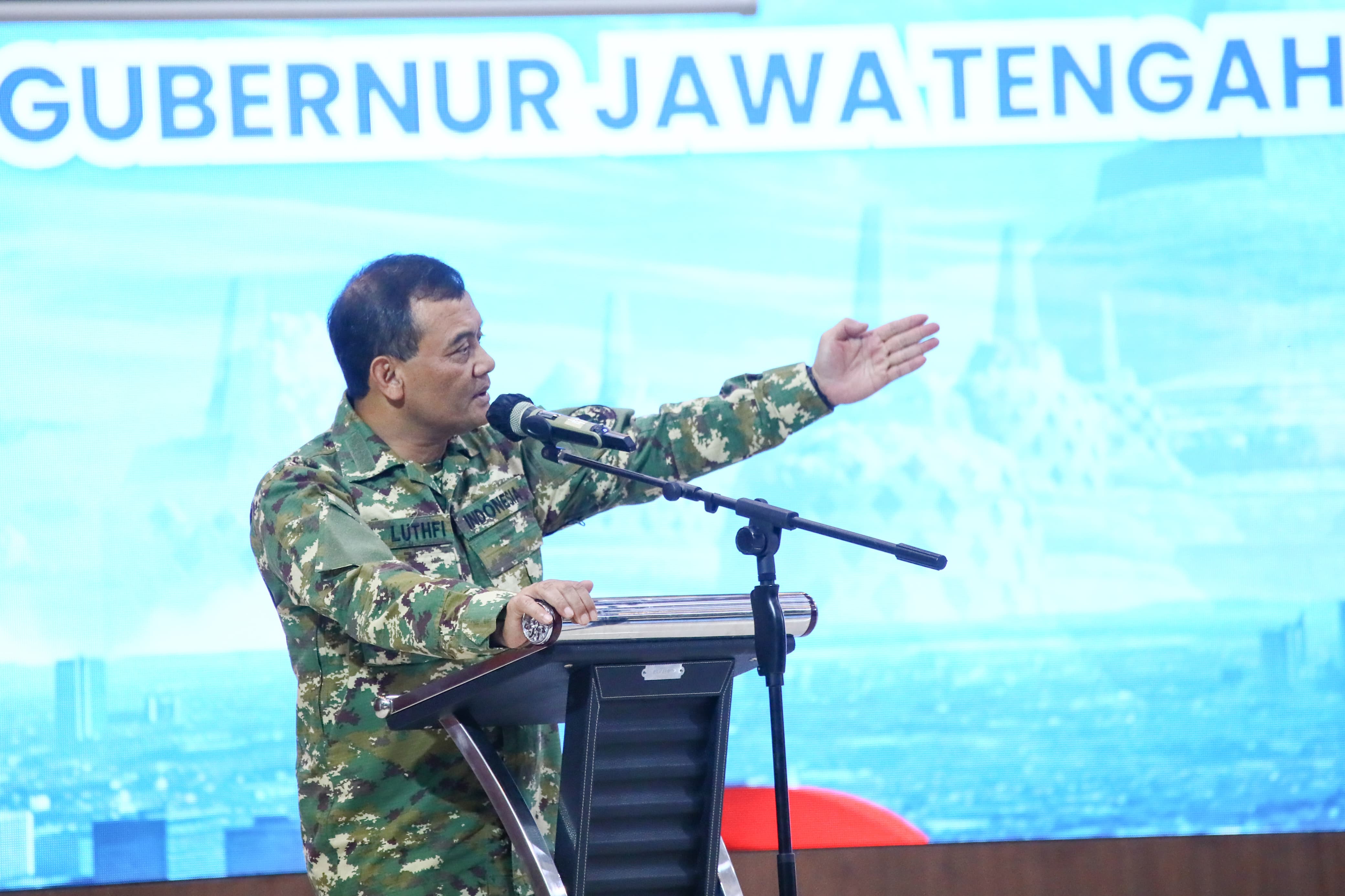 Gubernur Jateng Ahmad Luthfi menutup kegiatan Manunggal Leadership Retreat Ngopeni Ngelakoni Jateng, di Aula BPSDMD Jateng, Senin (16/6/2025).
