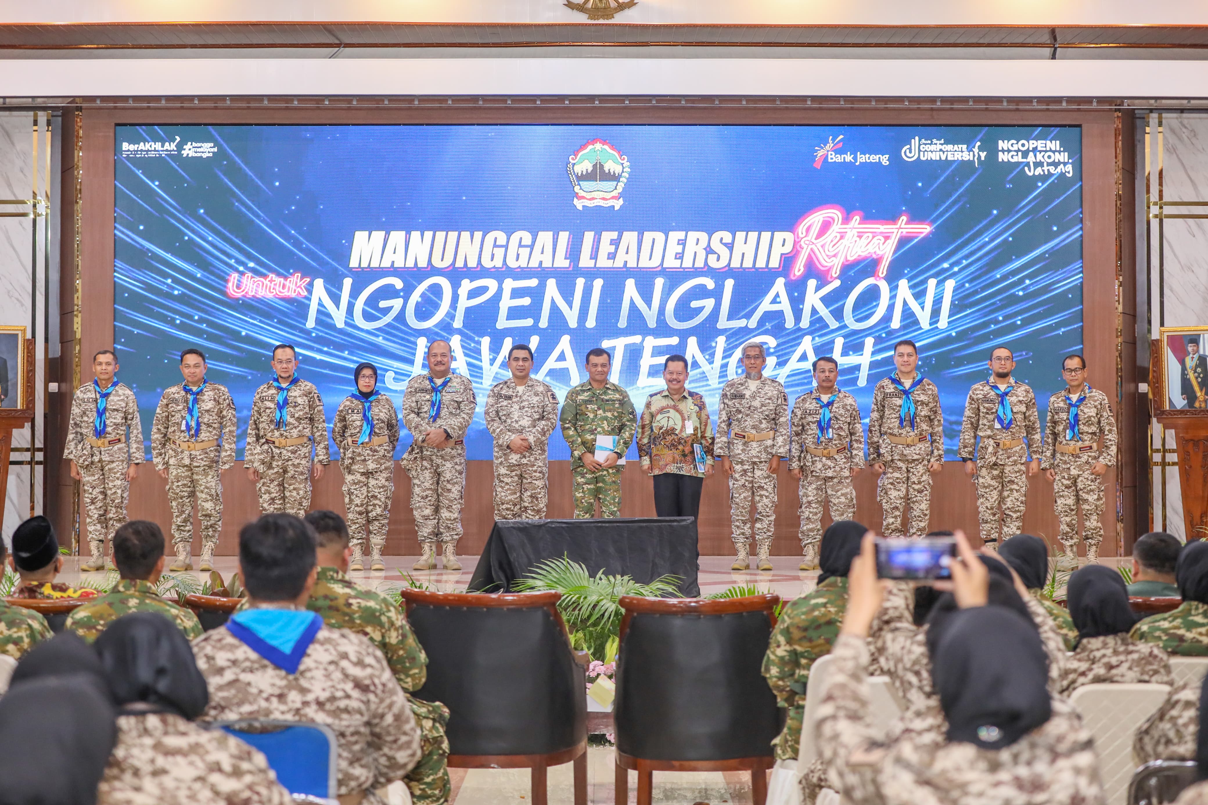 Bersama wakil bupati/wali kota, kepala OPD, direktur BUMD, hingga pejabat administrator dan analis kebijakan.