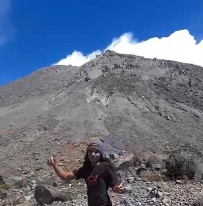 Tangkapan kamera seorang pendaki di sekitar puncak Garuda Gunung Merapi. Padahal saat ini pendakian ke gunung setempat ditutup.