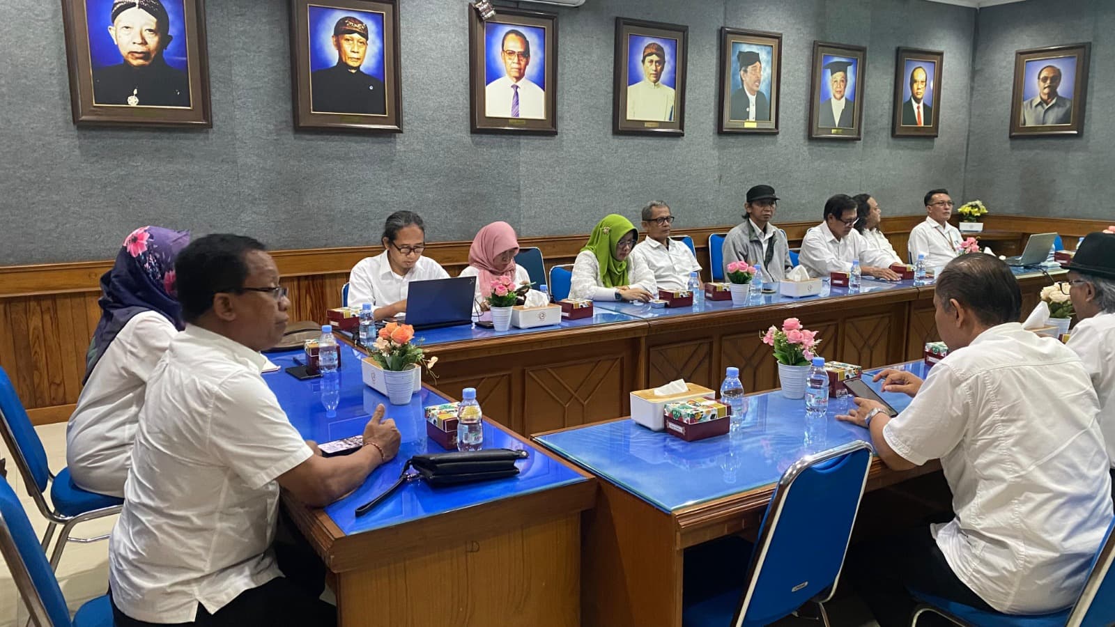 Rektor ISI Solo I Nyoman Sukerna pimpin rapat menyiapkan penyampaikan visi dan misi bakal calon rektor di Gedung Teater Besar, Kampus Utama, pada 30 Juni mendatang.