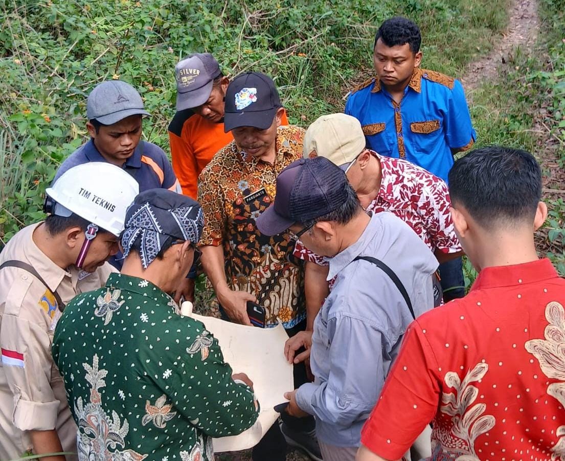Tim rekanan dari Kementerian PU melakukan lahan sekolah rakyat  di Selomoyo, Desa Selomarto, Kecamatan Giriwoyo, Wonogiri