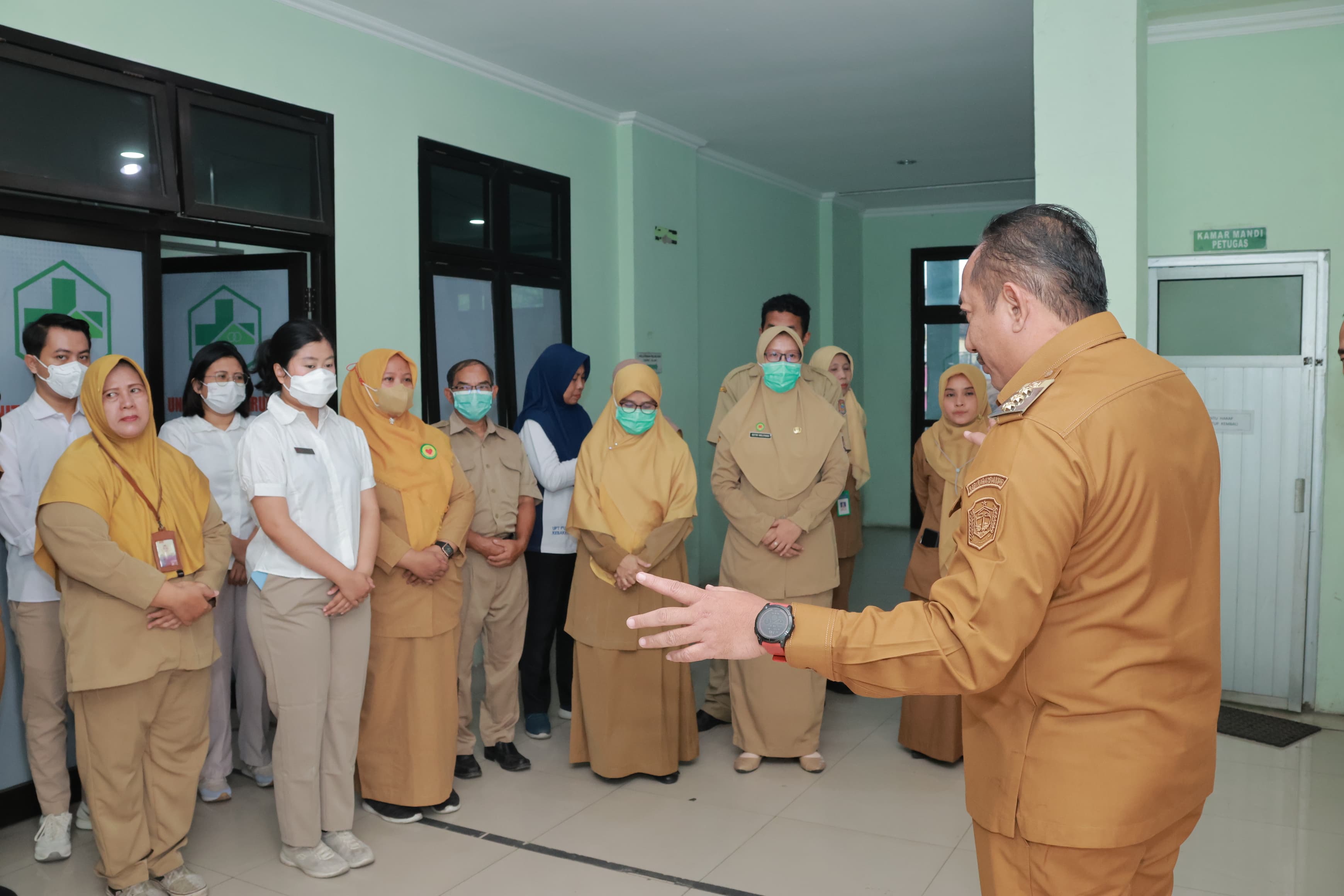 Bupati Karanganyar Rober Christanto sidak ke Puskesmas Kebakkramat I, Senin (17/6/2025). (Rudi Hartono/Radar Solo)