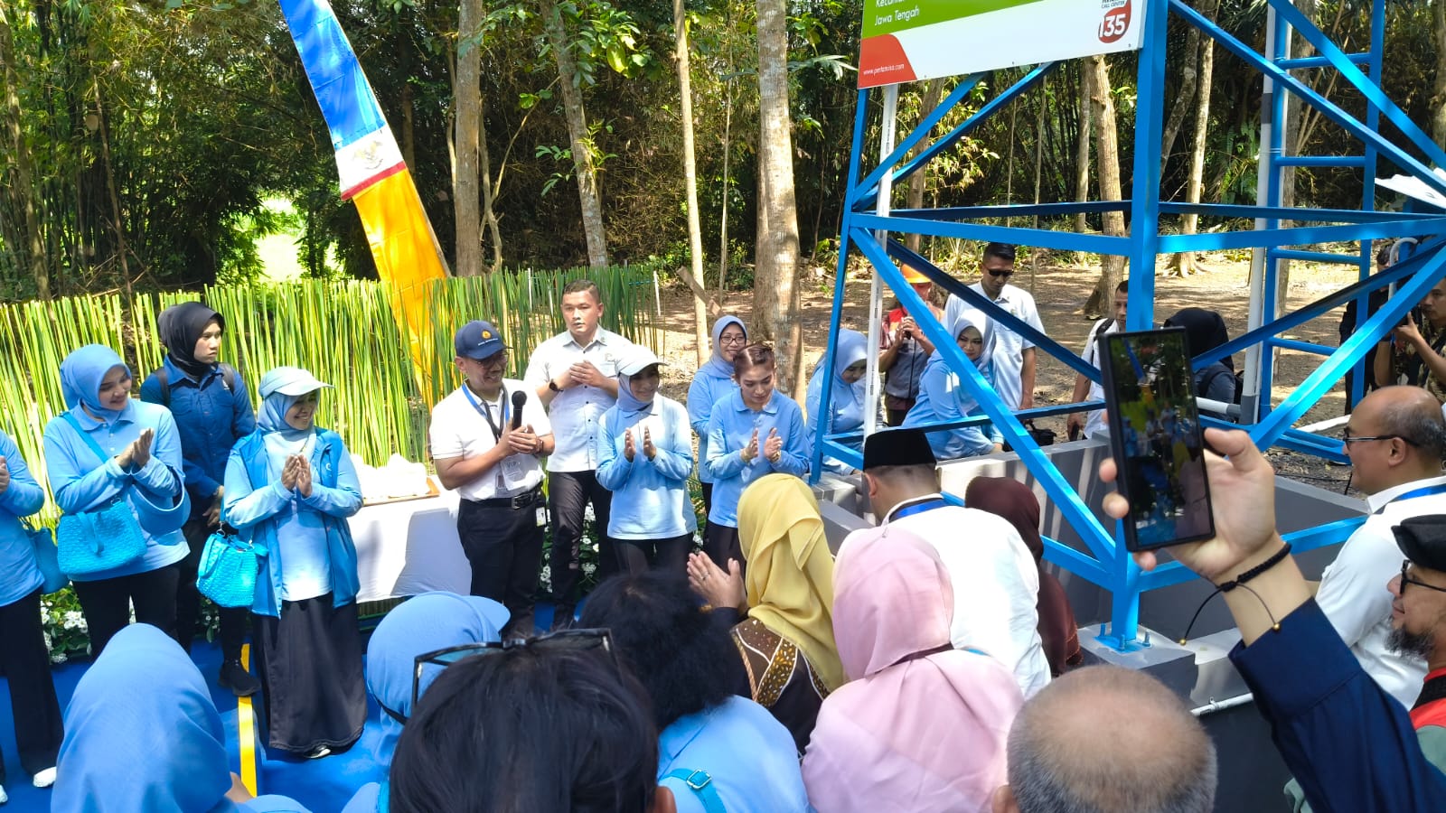 Selvi Ananda meresmikan bantuan sumur untuk warga Desa Juwog, Kecamatan Sukodono, Sragen, Selasa (17/6/2025). (Ahmad Khairudin/Radar Solo)