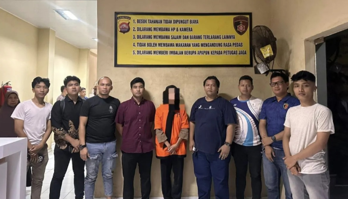 Tersangka MR pelaku penipuan bermodus love scamming dengan korban staf media Prabowo, diamankan di Mapolda Banten, Kota Serang, Selasa (17/6/2025). (ANTARA/HO-Polda Banten)