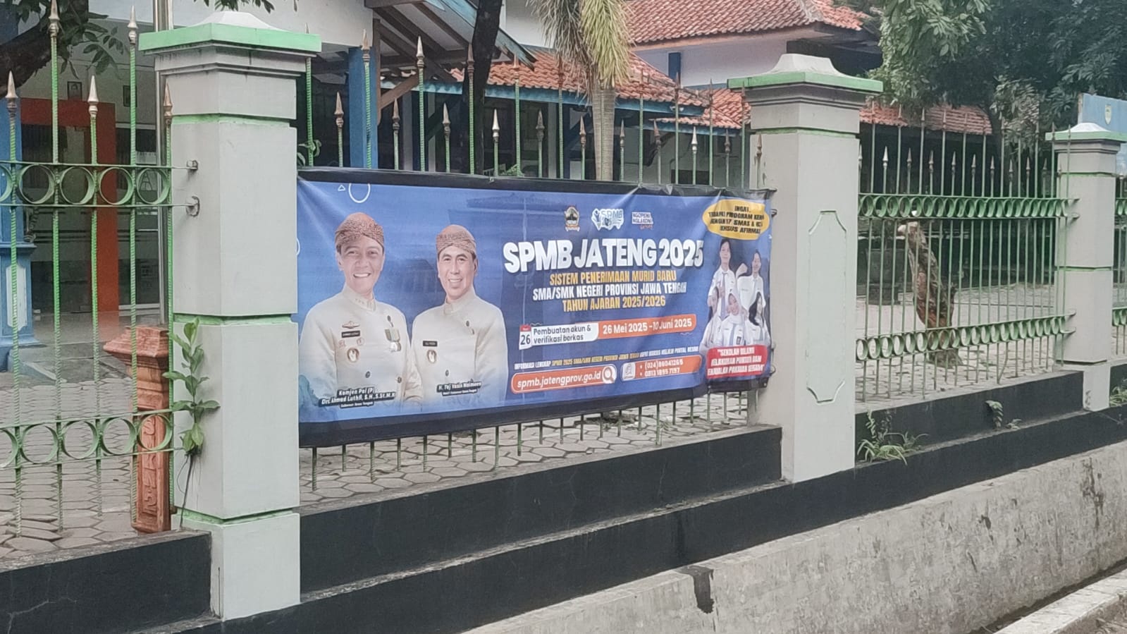 Spanduk pengumuman SPMB tingkat SMAN di Kabupaten Sragen. (Ahmad Khairudin/Radar Solo)