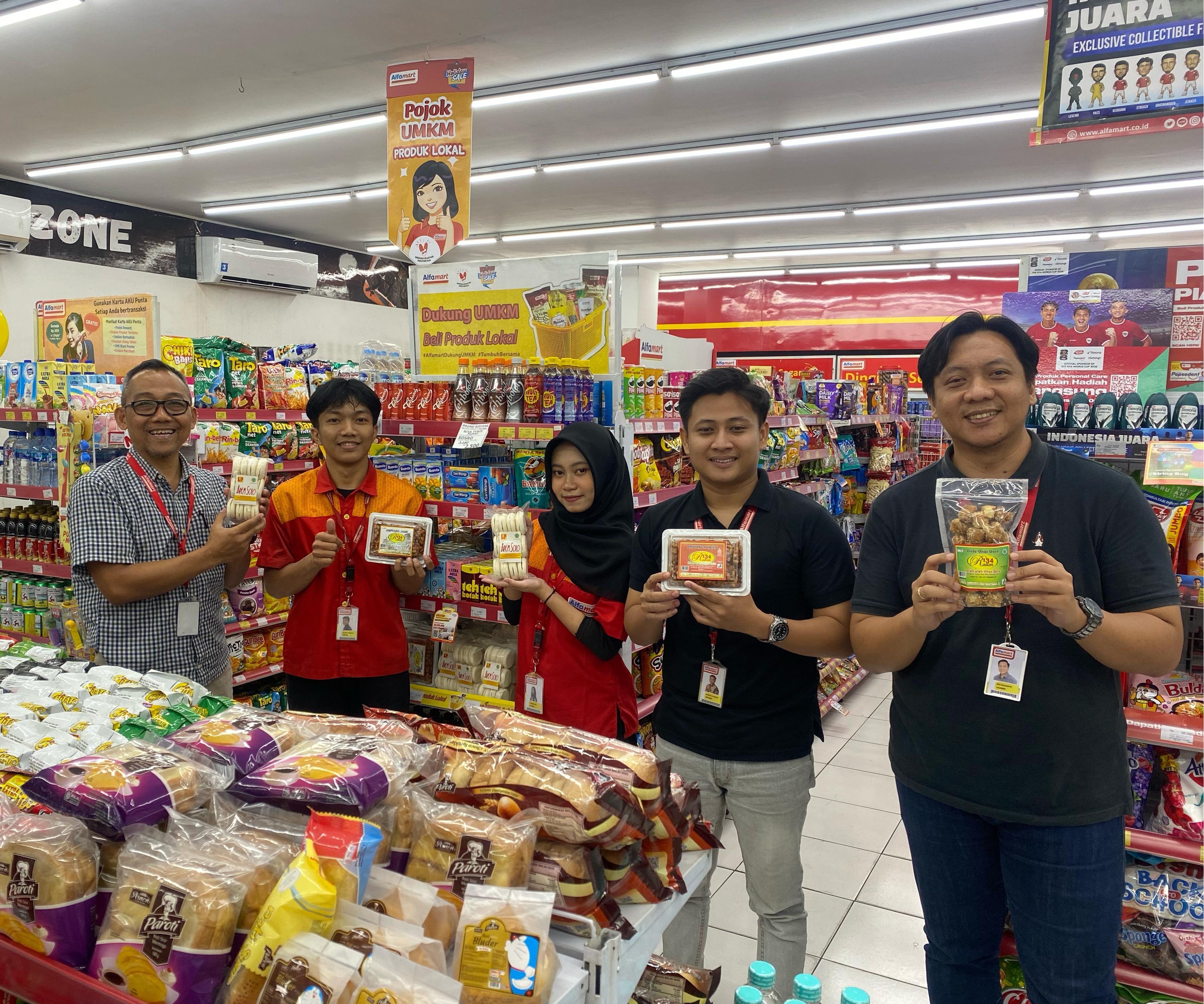 Regional Corporate Communication Manager Alfamart Budi Santoso (kiri) tunjukkan produk UMKM di salah satu gerai Alfamart.
