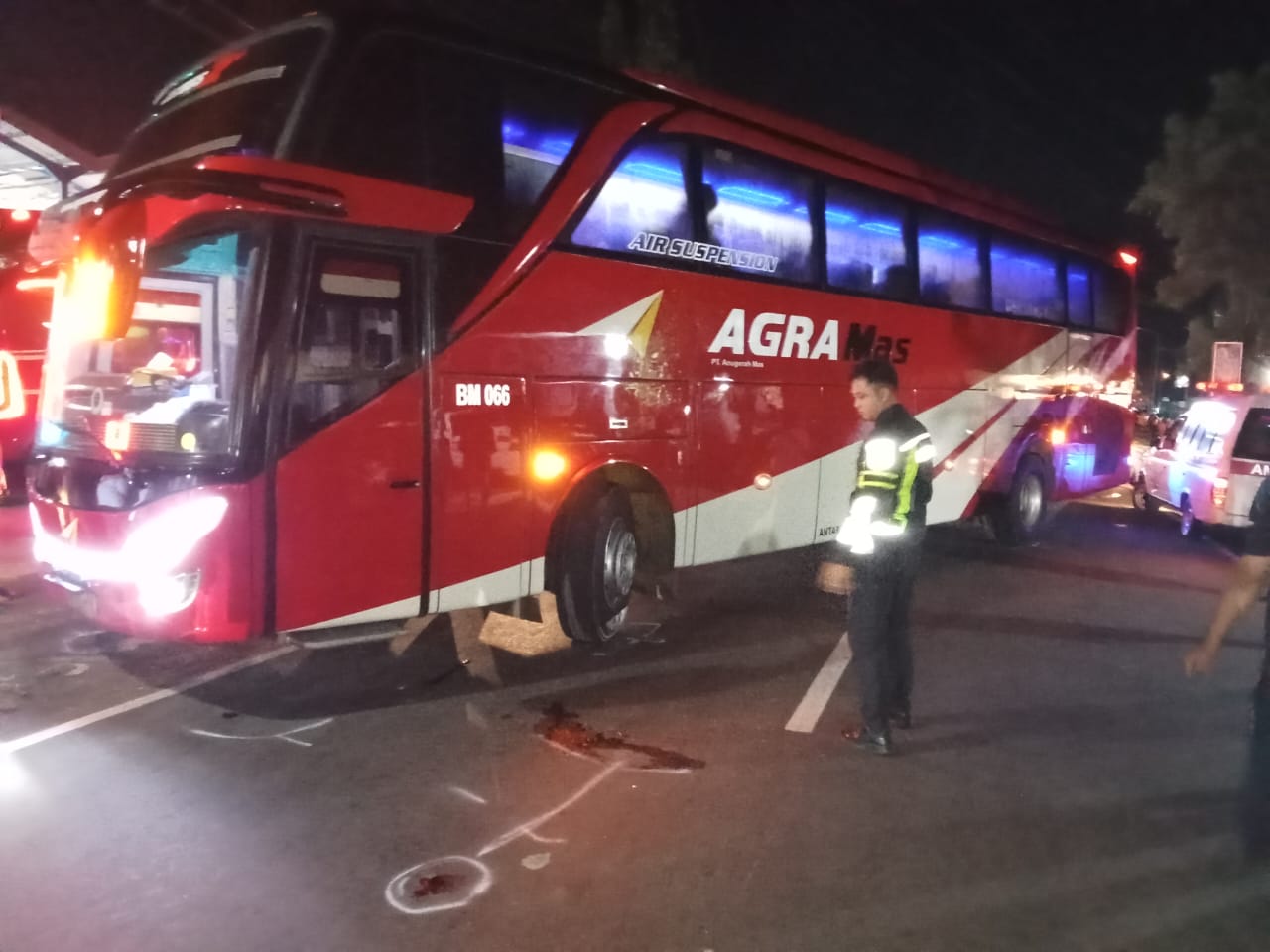Polisi olah TKP pedagang rambak yang dilindas Bus Agra Mas.