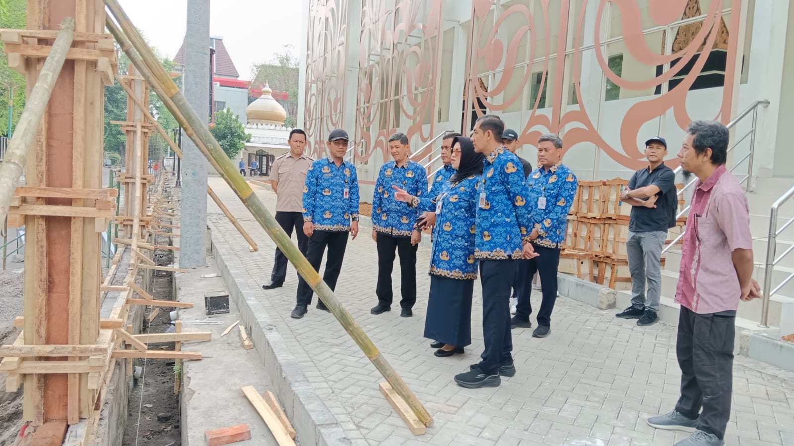 Bupati-Wakil Bupati Sukoharjo Etik Suryani-Eko Sapto Purnomo cek pembangunan pagar Gedung Budi Sasono, Selasa (17/6/2025).