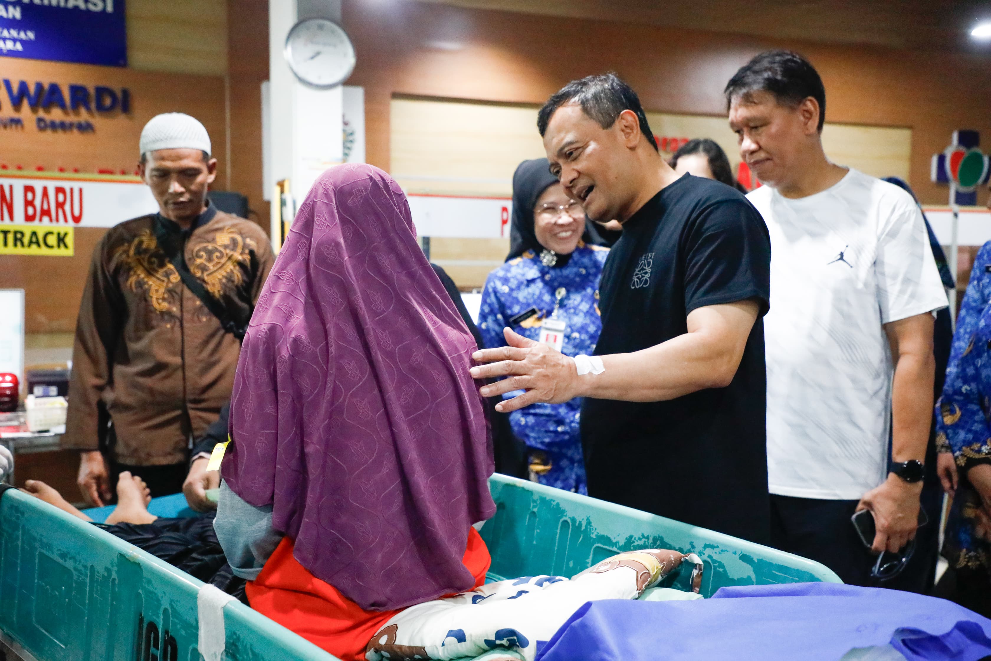 Gubernur Jateng Ahmad Luthfi berinteraksi dengan pasien yang memanfaatkan layanan fast track di RSUD Dr Moewardi, Solo, Selasa (17/6/2025).