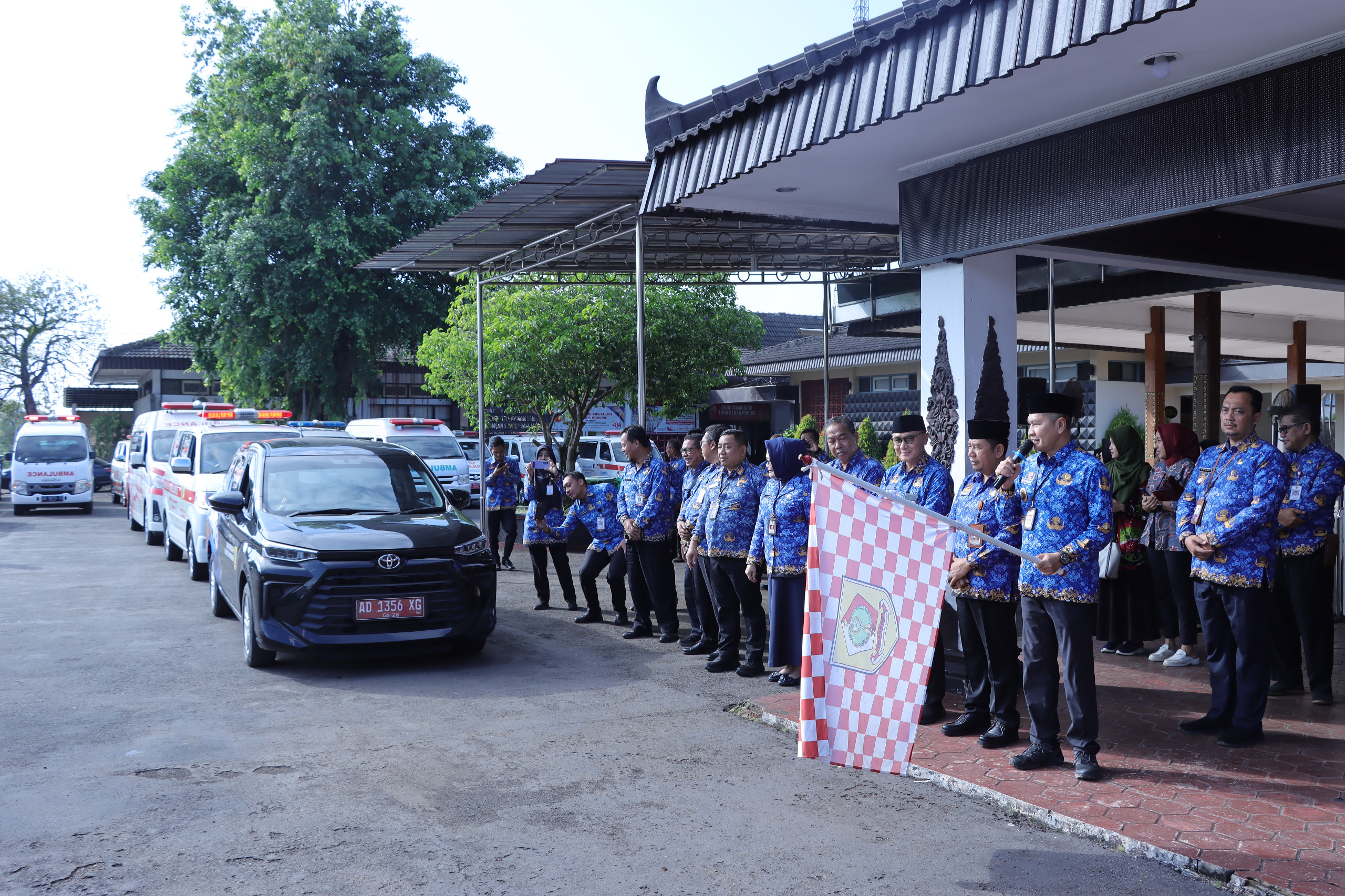Bupati Wonogiri Setyo Sukarno memberangkatkan tim Speling Wonogiri di pendapa Rumah Dinas Bupati Wonogiri, Selasa (17/6/2025).