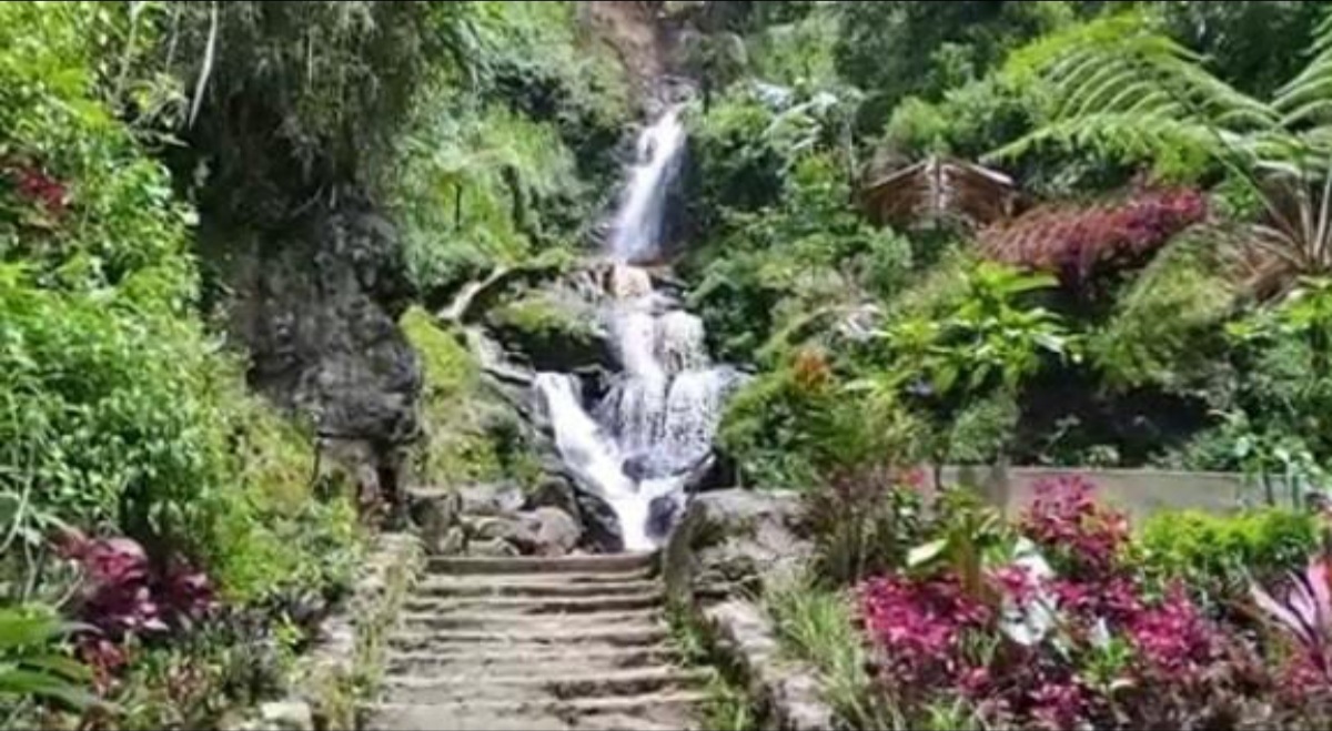 Suasana indah dan menyegarkan di air Terjun Selo Brodol Karanganyar.