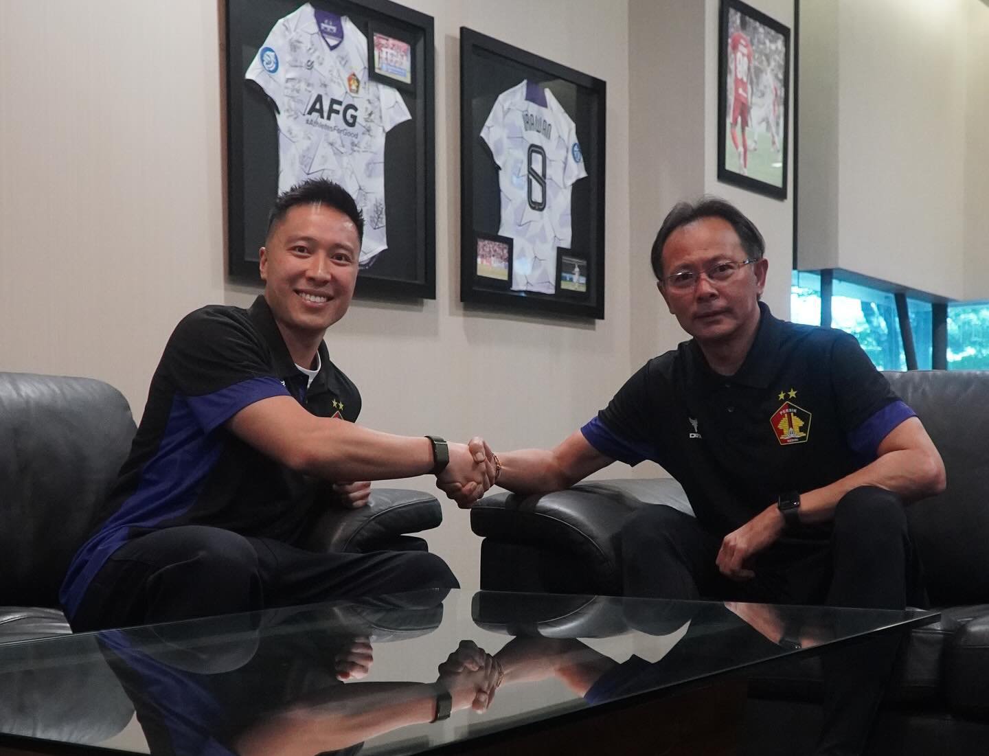 Bos Persik Kediri Arthur Irawan bersalaman dengan Ong Kim Swee.