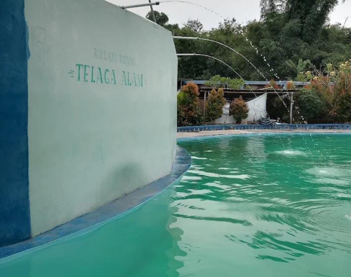 Suasana di Kolam Renang Telaga Alam Boyolali kondisi alamnya cukup asri.