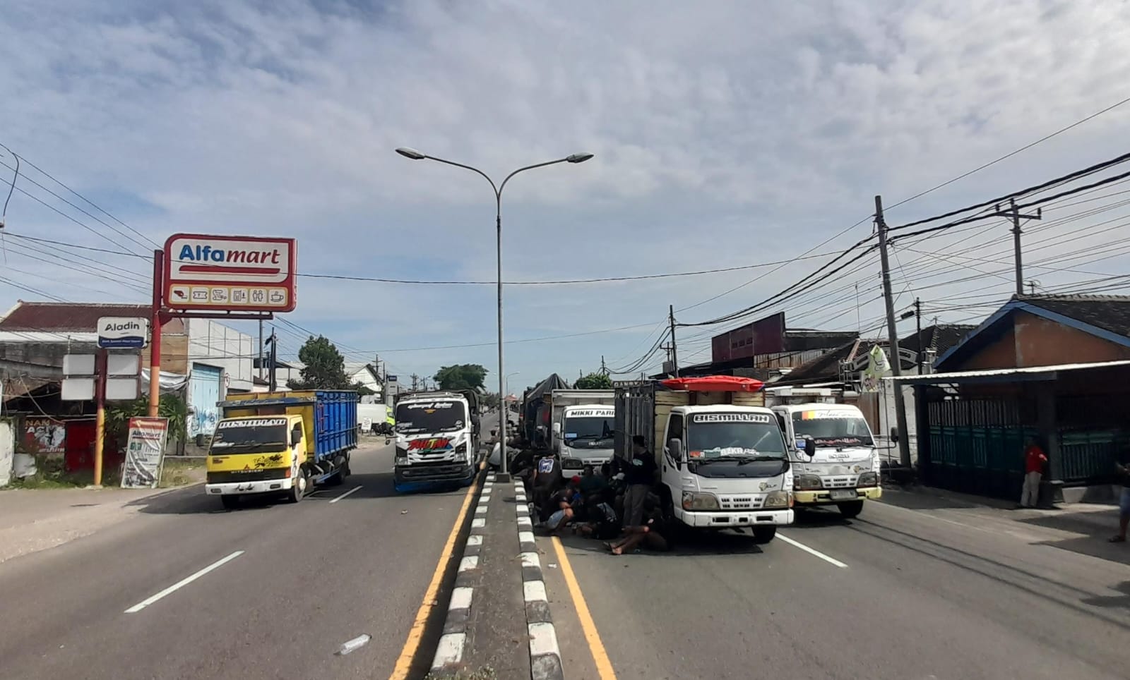 Jalan Solo-Sragen di Jaten, Karanganyar diblokade truk saat aksi demo tolak RUU ODOL, Kamis (19/6/2025). (Rudi Hartono/Radar Solo)