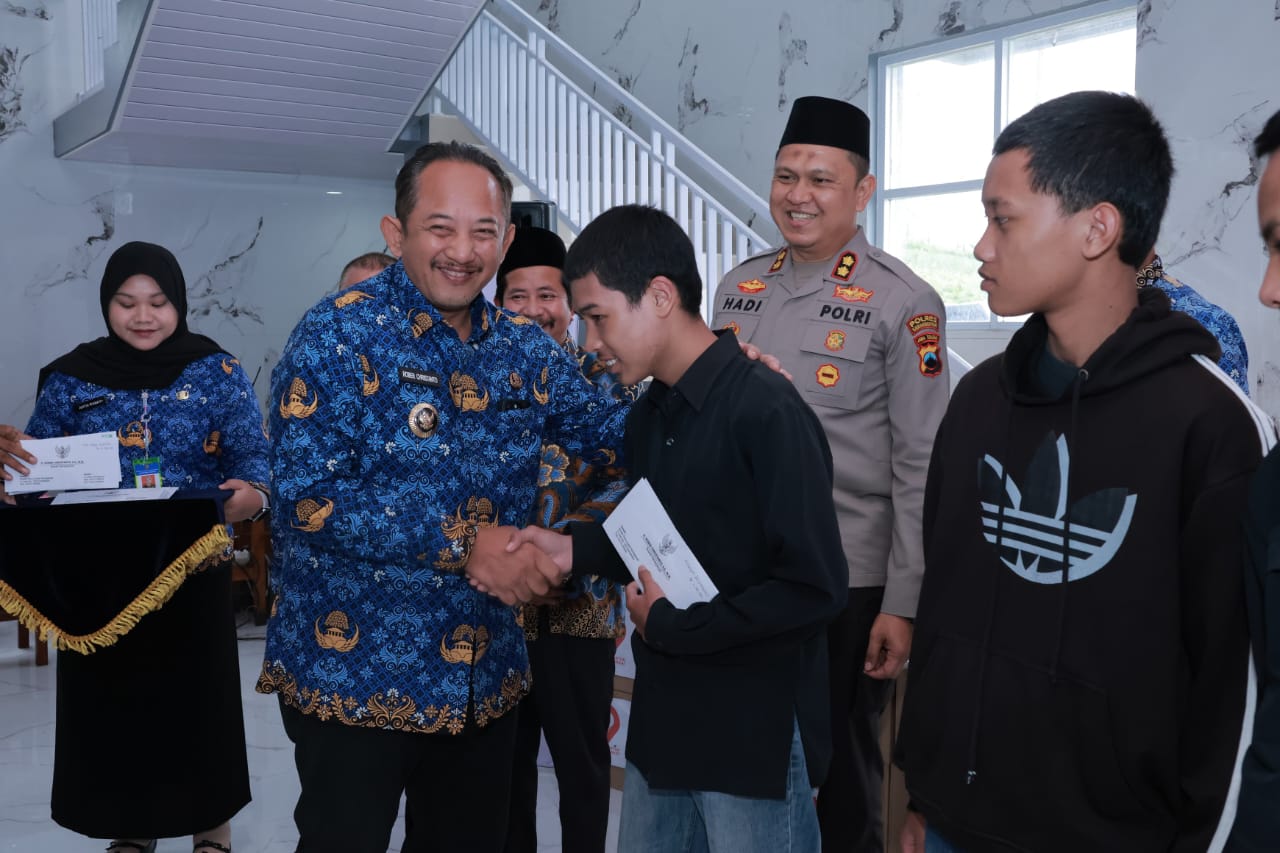 Bupati Karanganyar Rober Christanto menyerahkan bantuan kepada korban ledakan petasan di Blumbang, Tawangmangu. (Rudi Hartono/Radar Solo)