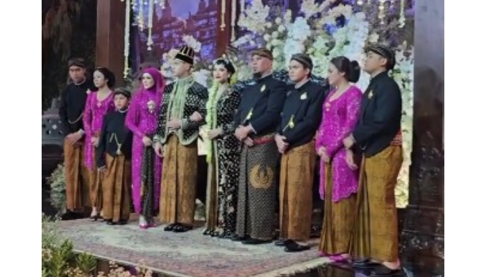 Ahmad Dhani bersama Mulan Jameela dan anak-anaknya dalam acara ngunduh mantu pernikahan Al Ghazali dan Alyssa Daguise.