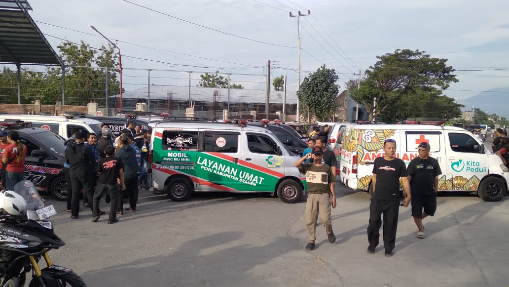 Sejumlah driver ambulans dari berbagai elemen berkumpul di  usai adanya insiden sopir truk rusak sebuah mobil ambulans di Ring Road Solo
