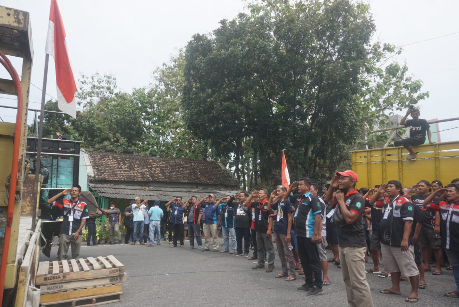 Ratusan sopir truk gelar aksi damai di Sub Terminal Delanggu menolak penerapan aturan terkait ODOL, Kamis (19/6/2025).
