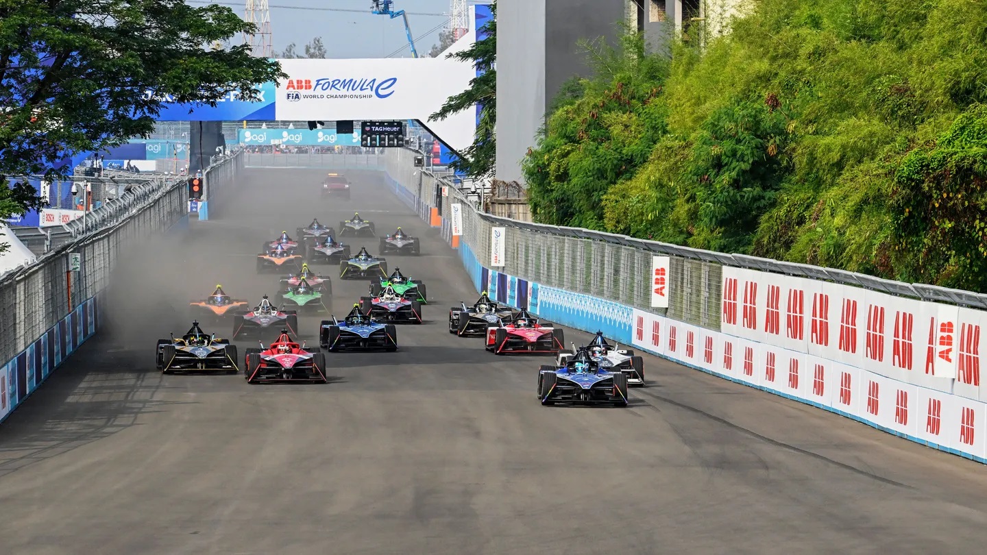 Jadwal Formula E Jakarta 2025 akan dihelat pada Jumat-Sabtu, 20-21 Juni 2025 di Sirkuit Jakarta E Prix. Cek link live streaming di sini