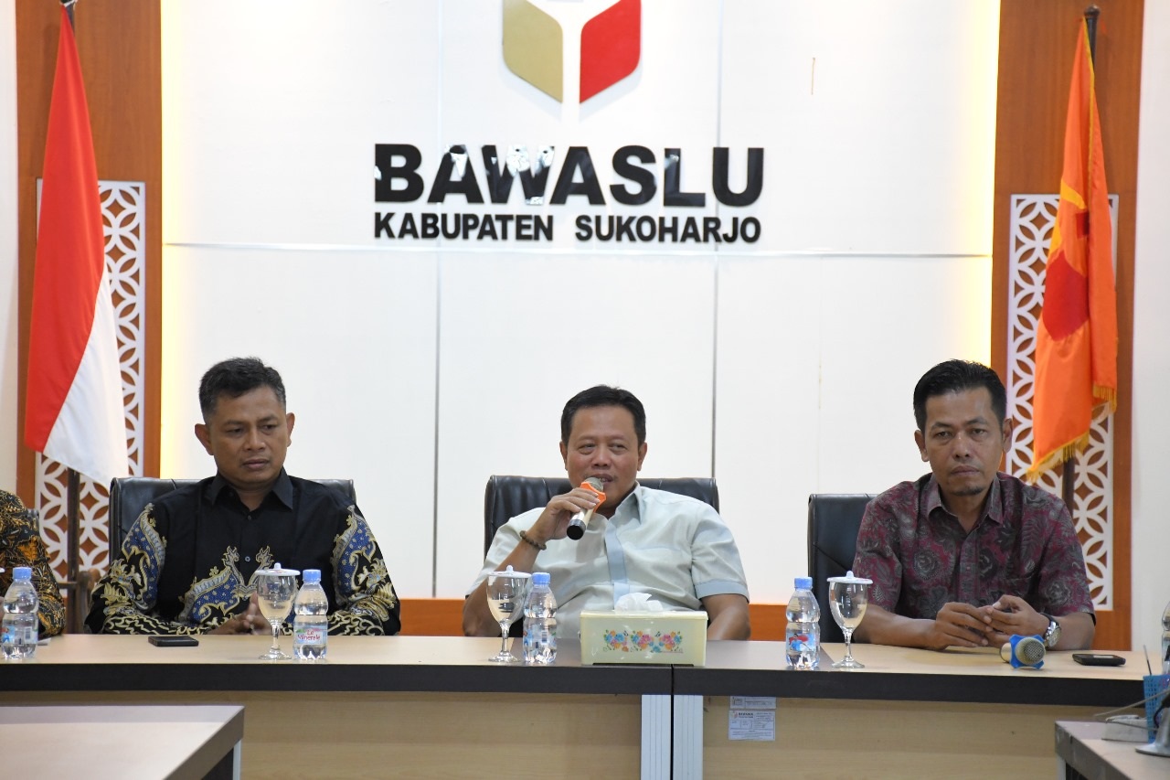 Anggota Bawaslu Sukoharjo Eko Budiyanto, Anggota DPR RI Mohammad Toha (tengah), dan Ketua Bawaslu Sukoharjo Rochmad Basuki saat mengadakan pertemuan, Jumat (20/6).