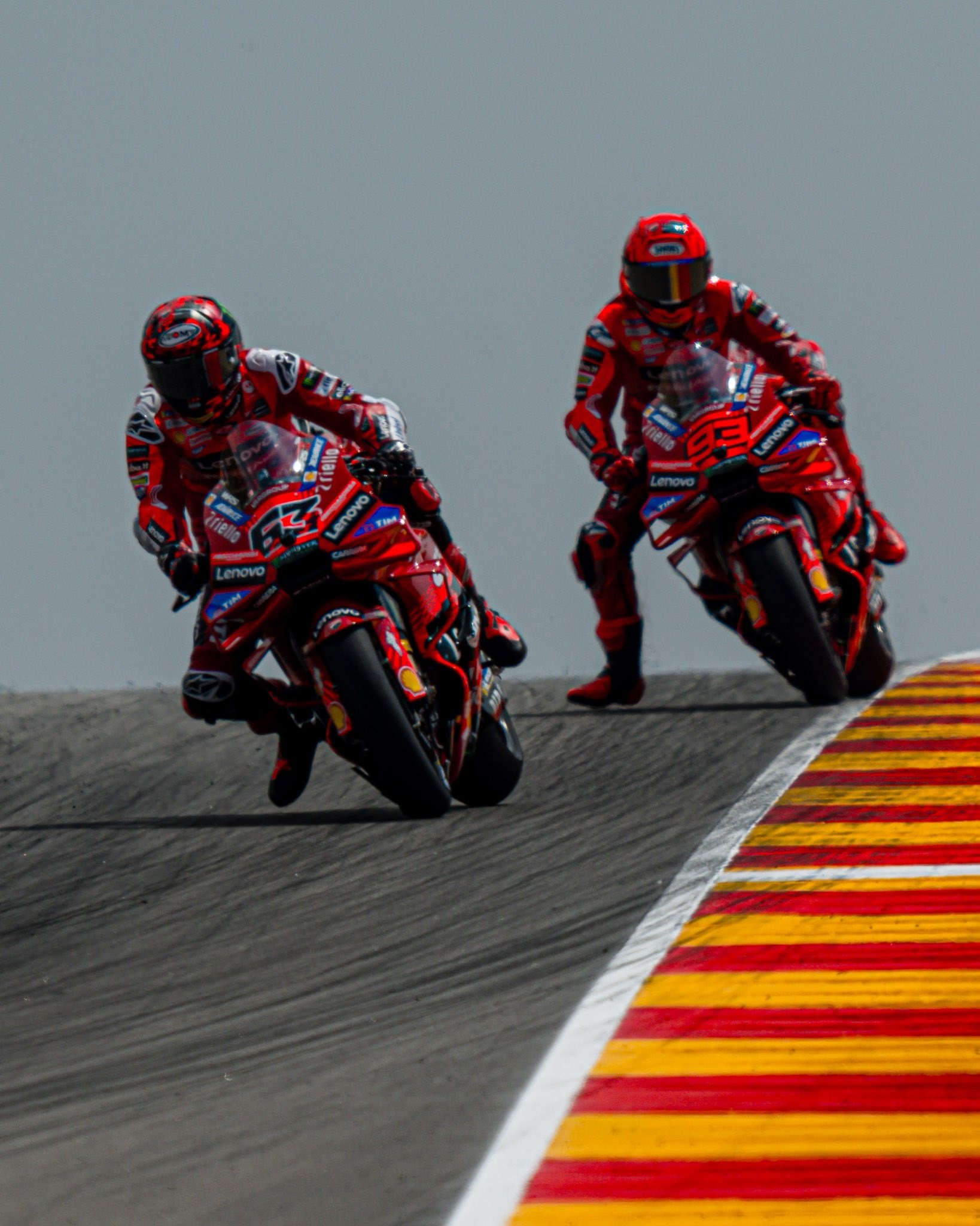 Francesco Bagnaia siap tantang Marc Marquez di MotoGP Italia 2025. Simak jadwal lengkap dan potensi duel panas mereka di Mugello!