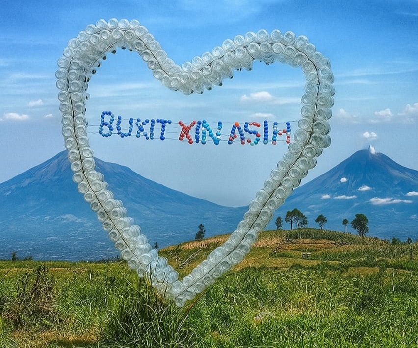 Suasana keindahan Bukit Kinasih Boyolali yang menawarkan panorama yang asri dan memanjakan mata.
