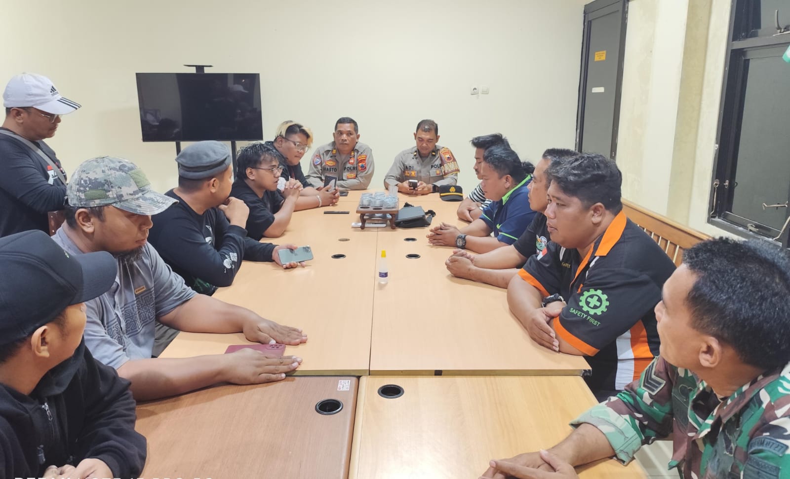 Mediasi antara sopir truk dan sopir ambulans yang sempat bersitegang saat demo tolak RUU ODOL di Jaten, Karanganyar berakhir damai. (Rudi Hartono/Radar Solo)