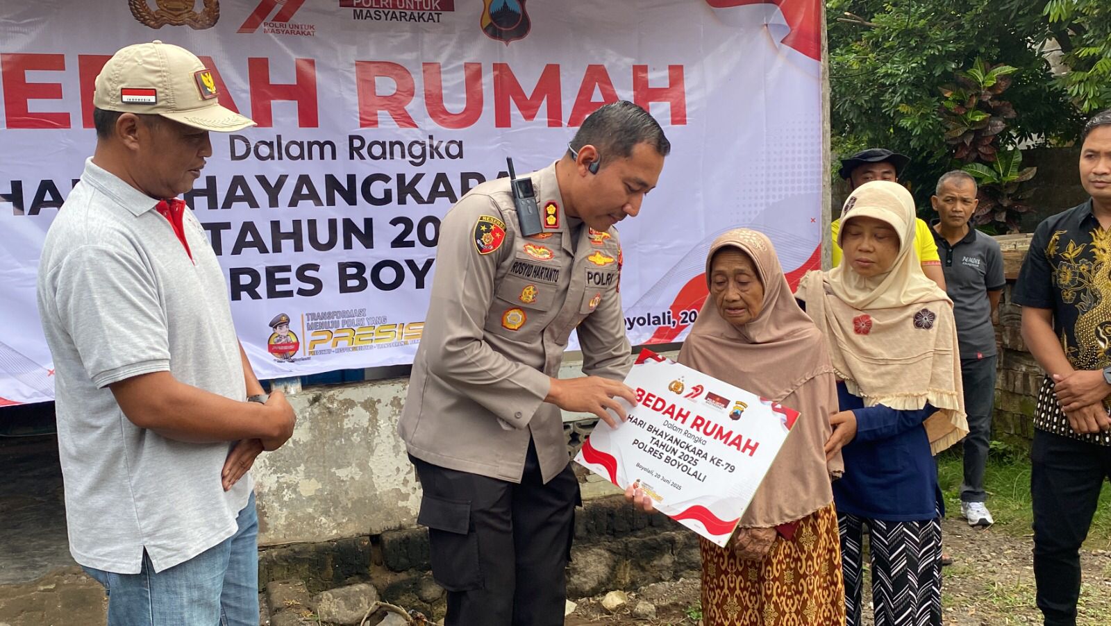 Kapolres Boyolali AKBP Rosyid Hartanto serahkan bantuan kepada Ruliyah, warga Desa Kragilan, Kecamatan Mojosongo, Jumat (20/6/2025).