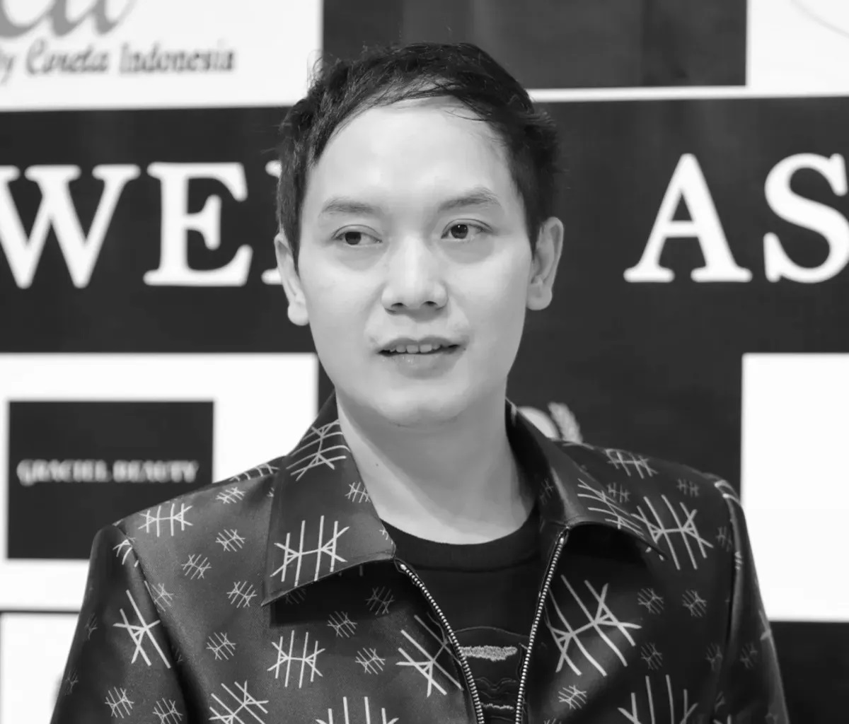 Desainer Hengki Kawilarang meninggal dunia pada 20 Juni 2025 di usia 47 tahun. Dunia fashion Tanah Air berduka.