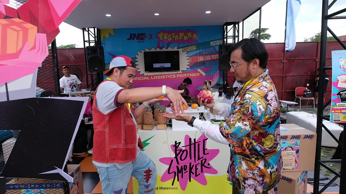 JNE turut serta dalam menciptakan selebrasi kreativitas yang menyatukan musik, seni, dan kolaborasi lintas komunitas di booth JNE.
