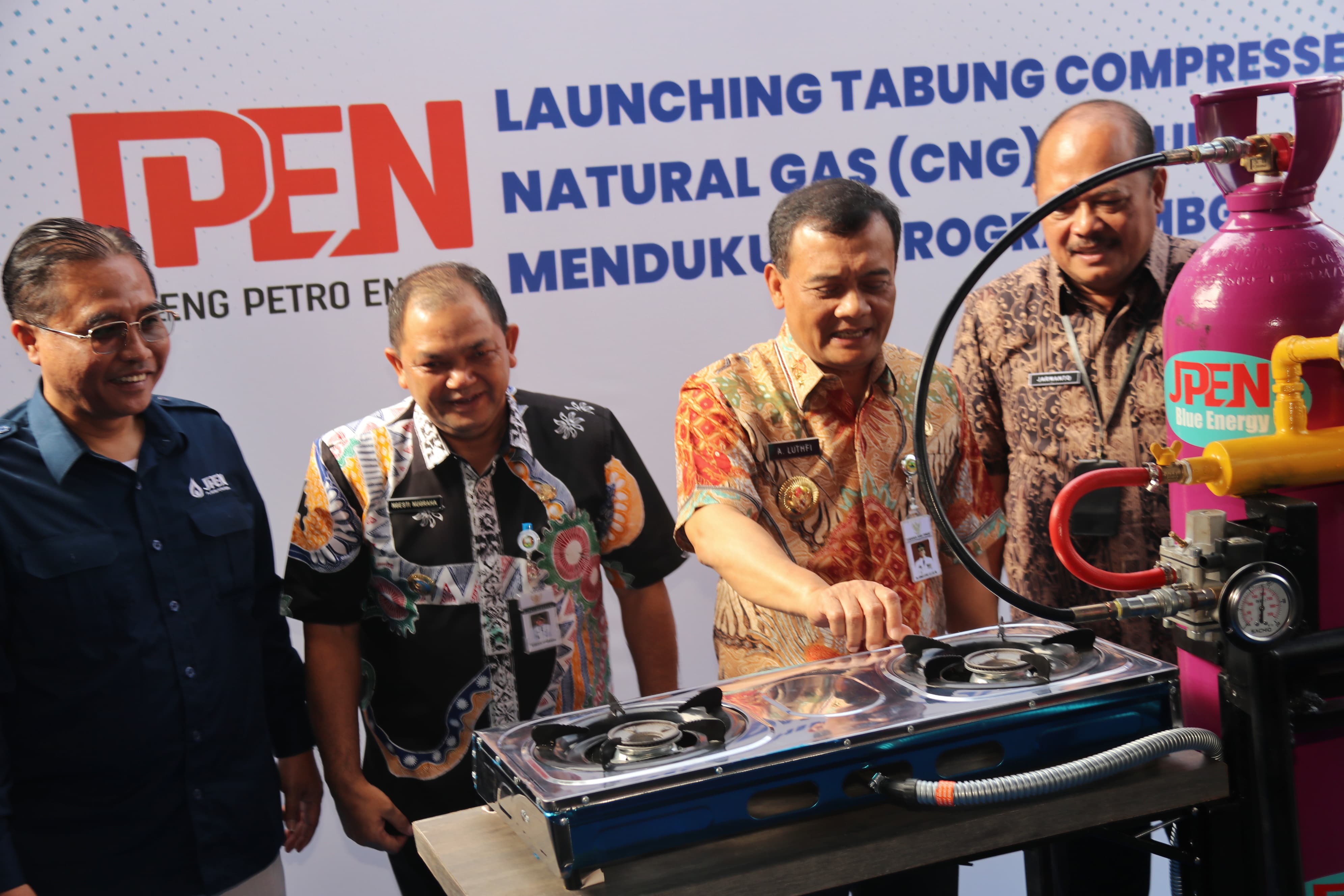 Gubernur Jateng Ahmad Luthfi luncurkan produk compressed natural gas di Dapur Mandiri Marwa, Griya Sakinah, Ungaran Barat, Kabupaten Semarang, Jumat (20/6/2025).