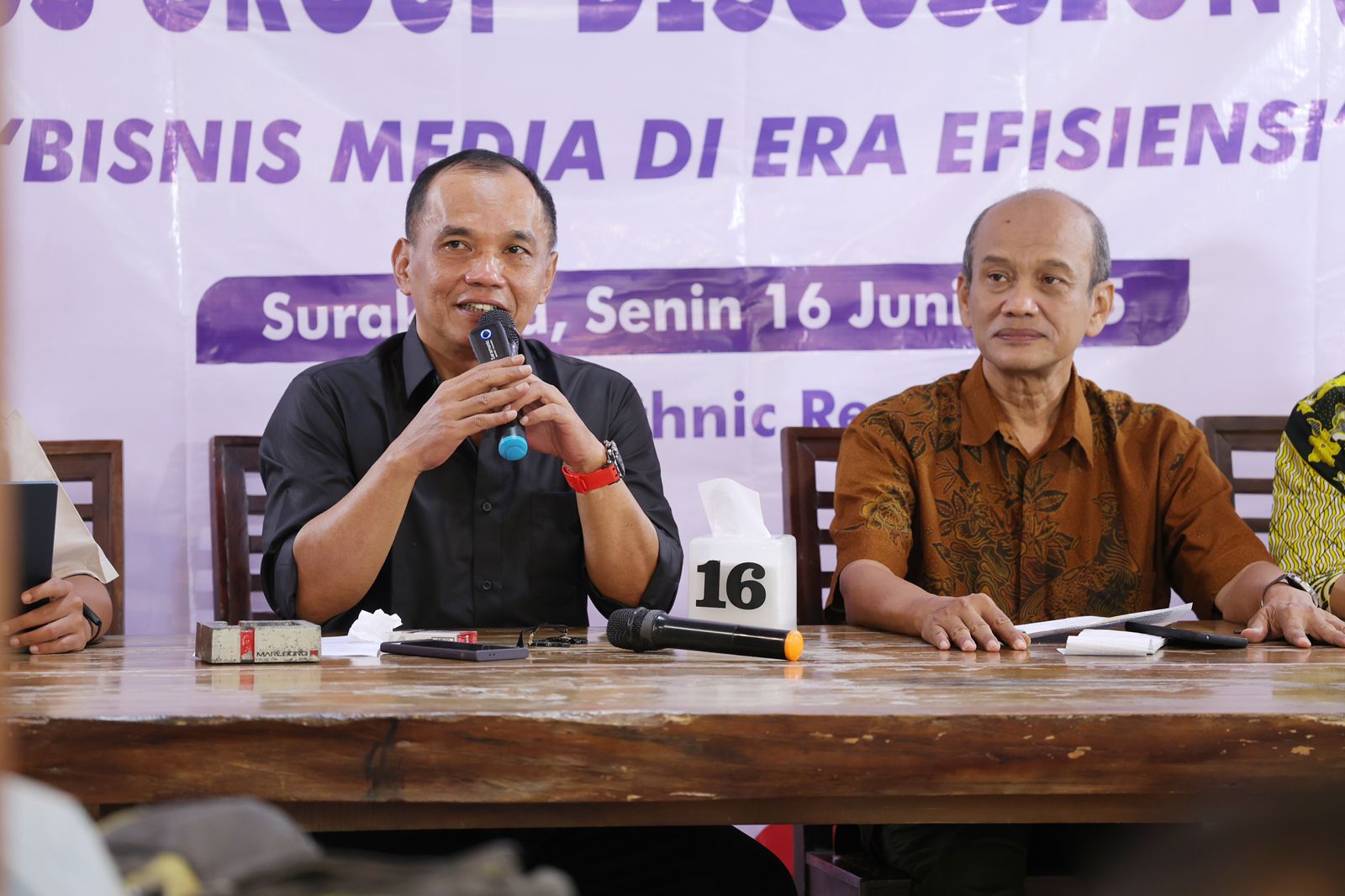 Ketua DPRD Jateng Sumanto menjadi keynote speaker Focus Group Discussion (FGD) "Bisnis Media di Era Efisiensi" di salah satu restoran di Solo, Senin (16/6/2025).