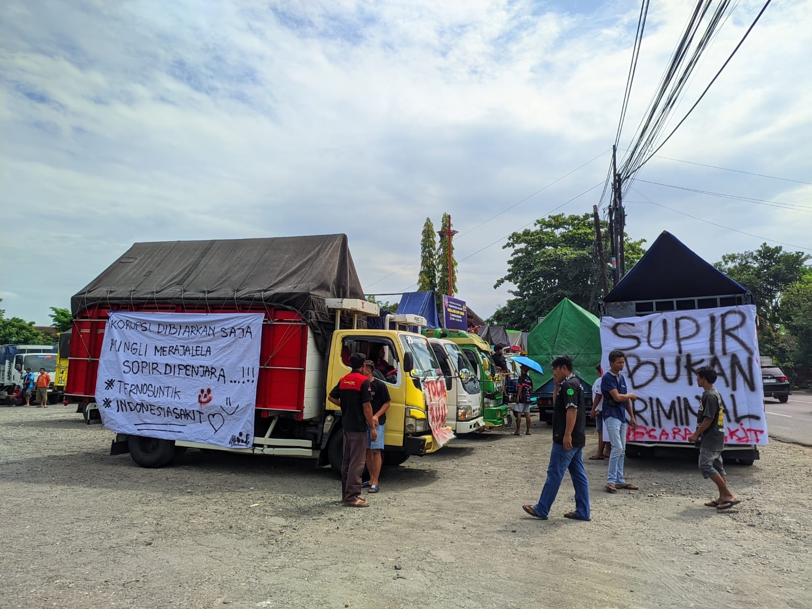 Aksi damai sopir truk di Tugu Pusaka Selogiri, Wonogiri, Jumat (20/6/2025).