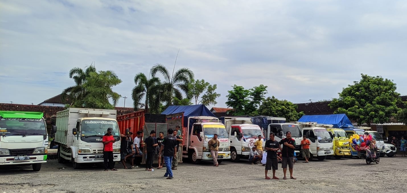 Sopir truk gelar aksi tolak RUU Odol di  di Tugu Pusaka Selogiri, Wonogiri, Jumat (20/6/2025).
