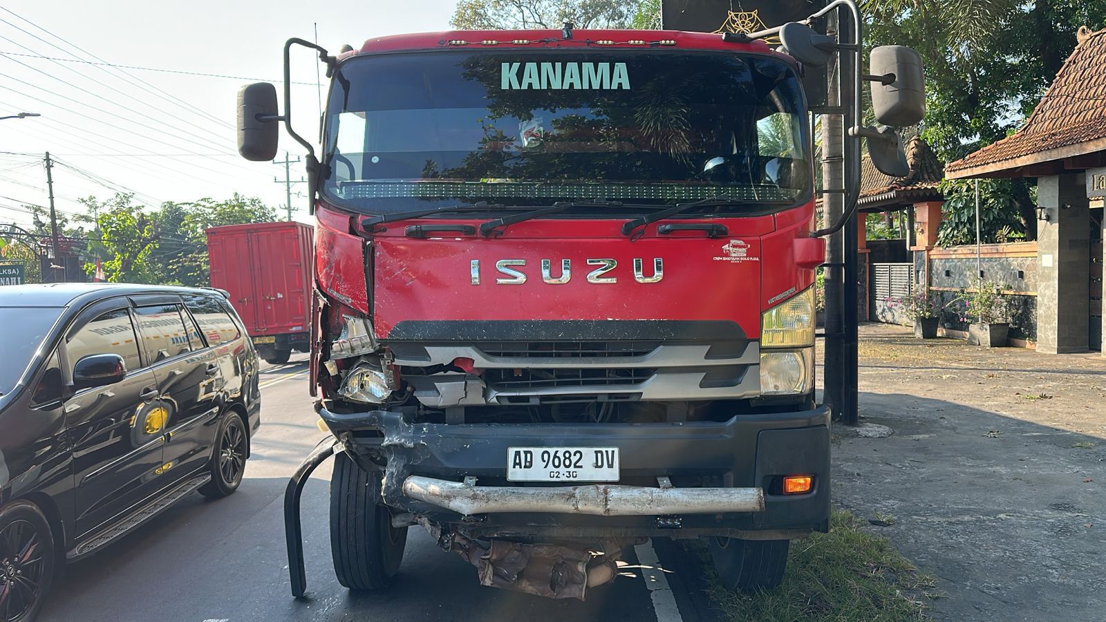 Empat kendaraan terlibat kecelakaan di Boyolali, satu sopir Mitsubishi L300 luka ringan. Kecelakaan bermula dari tabrakan Innova.