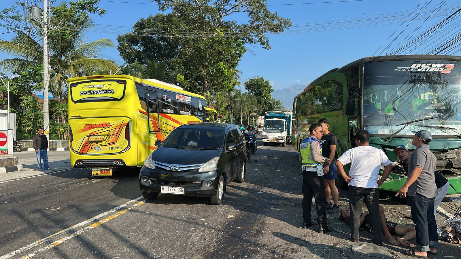 Empat kendaraan terlibat kecelakaan di Boyolali, satu sopir Mitsubishi L300 luka ringan. Kecelakaan bermula dari tabrakan Innova.